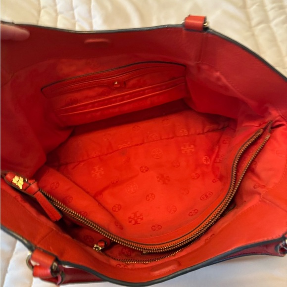 Tory Burch Red/Orange Shoulder Bag with Embossed Logo - Picture 4 of 16